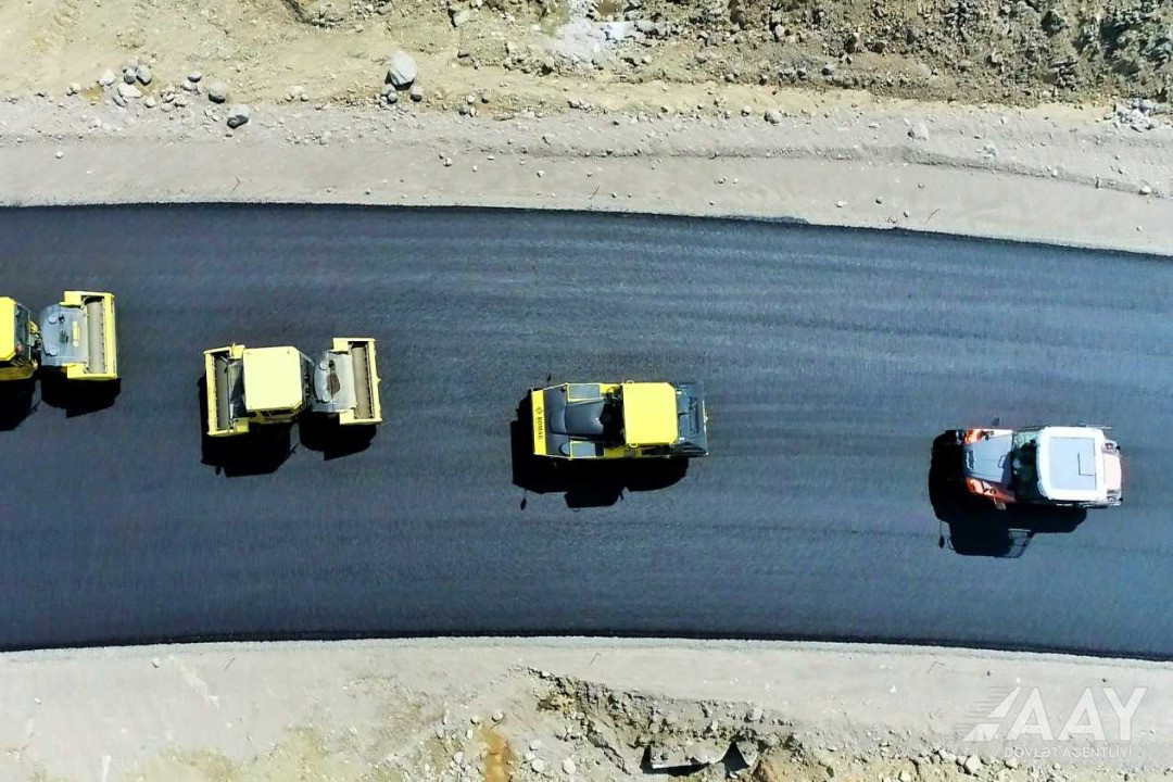 Laçın şəhərindən yan keçən yeni yolun asfaltlanmasına başlanılıb - FOTO 