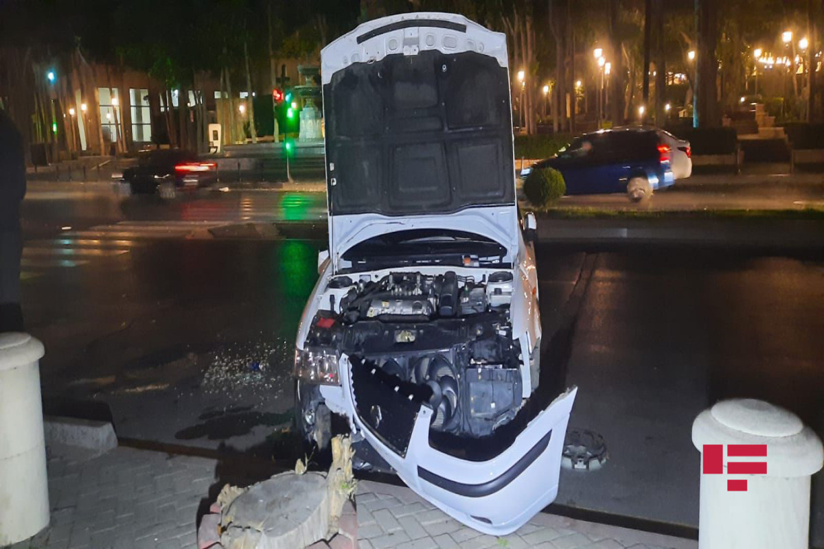 В Баку опрокинулся автомобиль, пострадали 4 человека-<span class="red_color">ФОТО