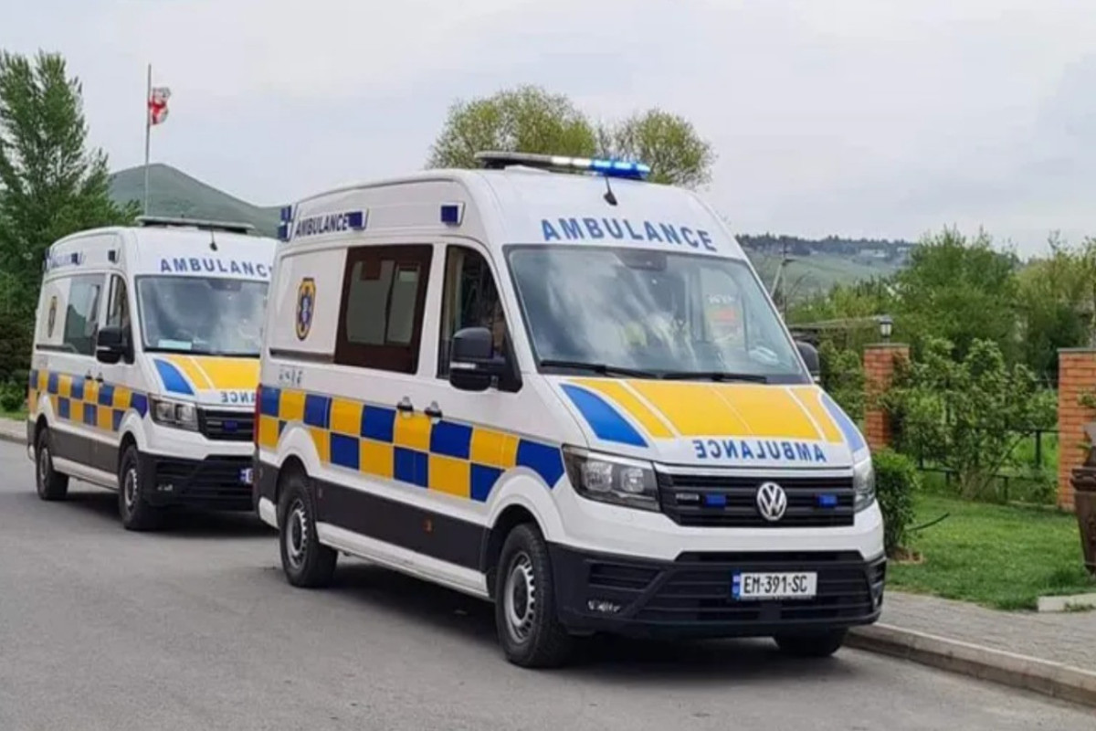Gürcüstanda turistlər olan mikroavtobus qəzaya düşüb, yaralılar var