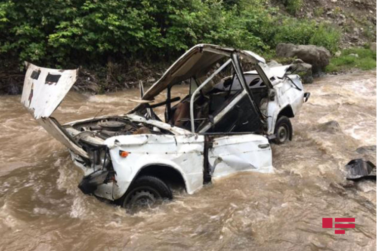 В Дашкесане легковой автомобиль упал в реку, есть погибший и пострадавшие-ФОТО -ОБНОВЛЕНО 