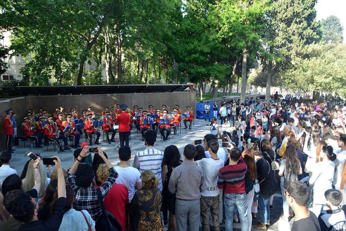 В Баку по случаю Дня Вооруженных сил начались показательные выступления военных оркестров