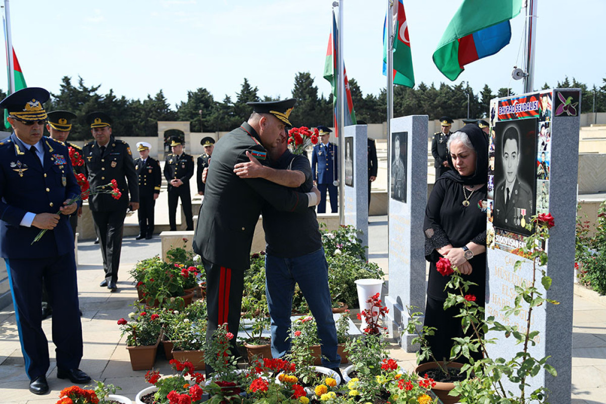 Руководство Министерства обороны посетило Аллею почетного захоронения и Вторую Аллею шехидов