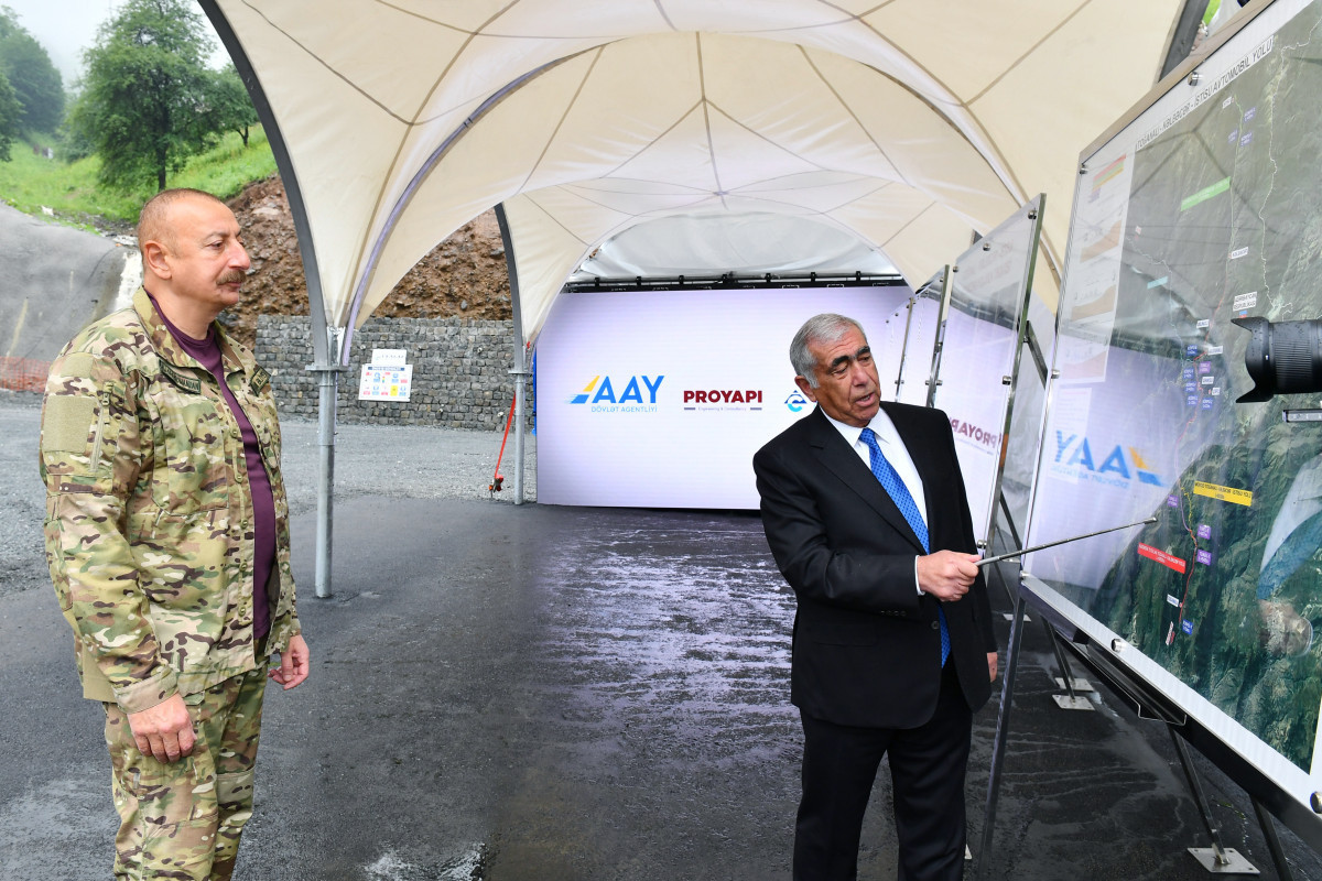 Президент Ильхам Алиев ознакомился со строительством двух тоннелей, сооружаемых в Гейгельском районе