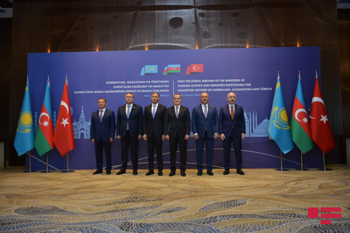 В Баку проходит встреча министров иностранных дел и транспорта Азербайджана, Турции и Казахстана