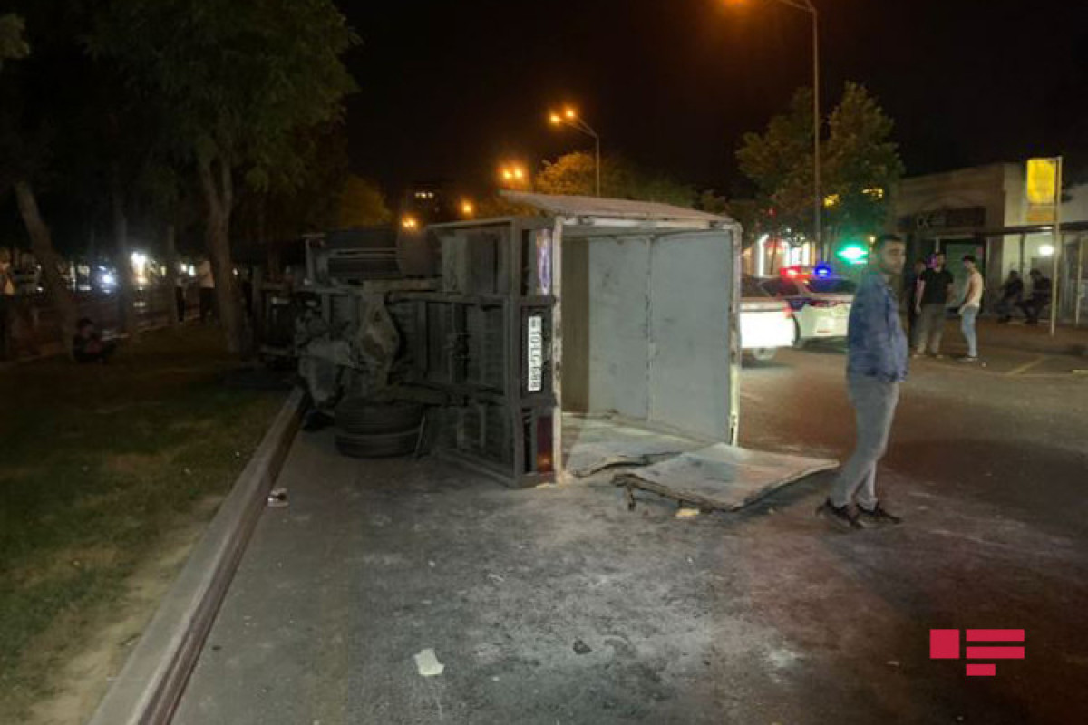 В Баку перевернулся грузовик с мукой -ФОТО 