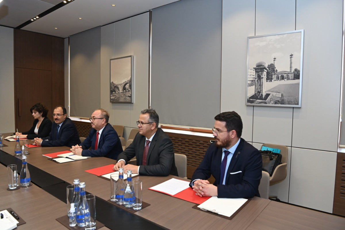 Джейхун Байрамов встретился с председателем Фонда просвещения Турции