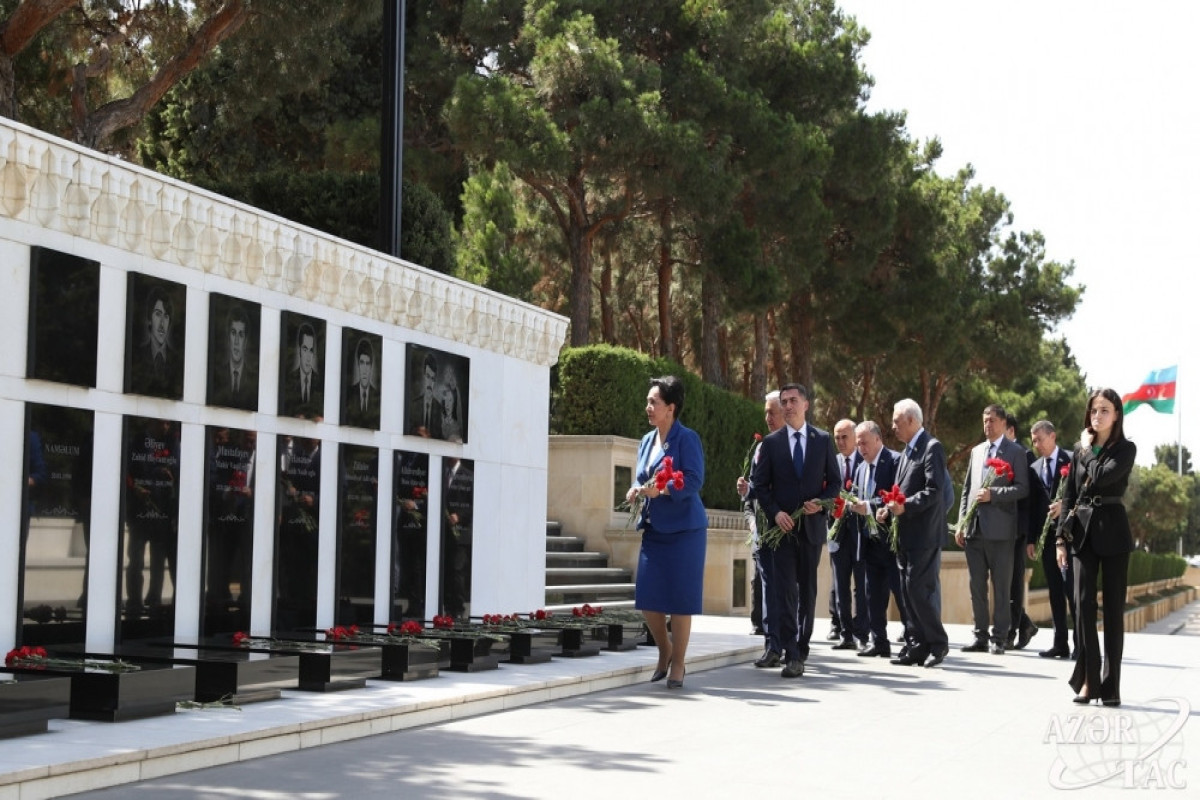 Председатель Сената Верховного меджлиса Узбекистана посетила Аллею почетного захоронения и Аллею шехидов