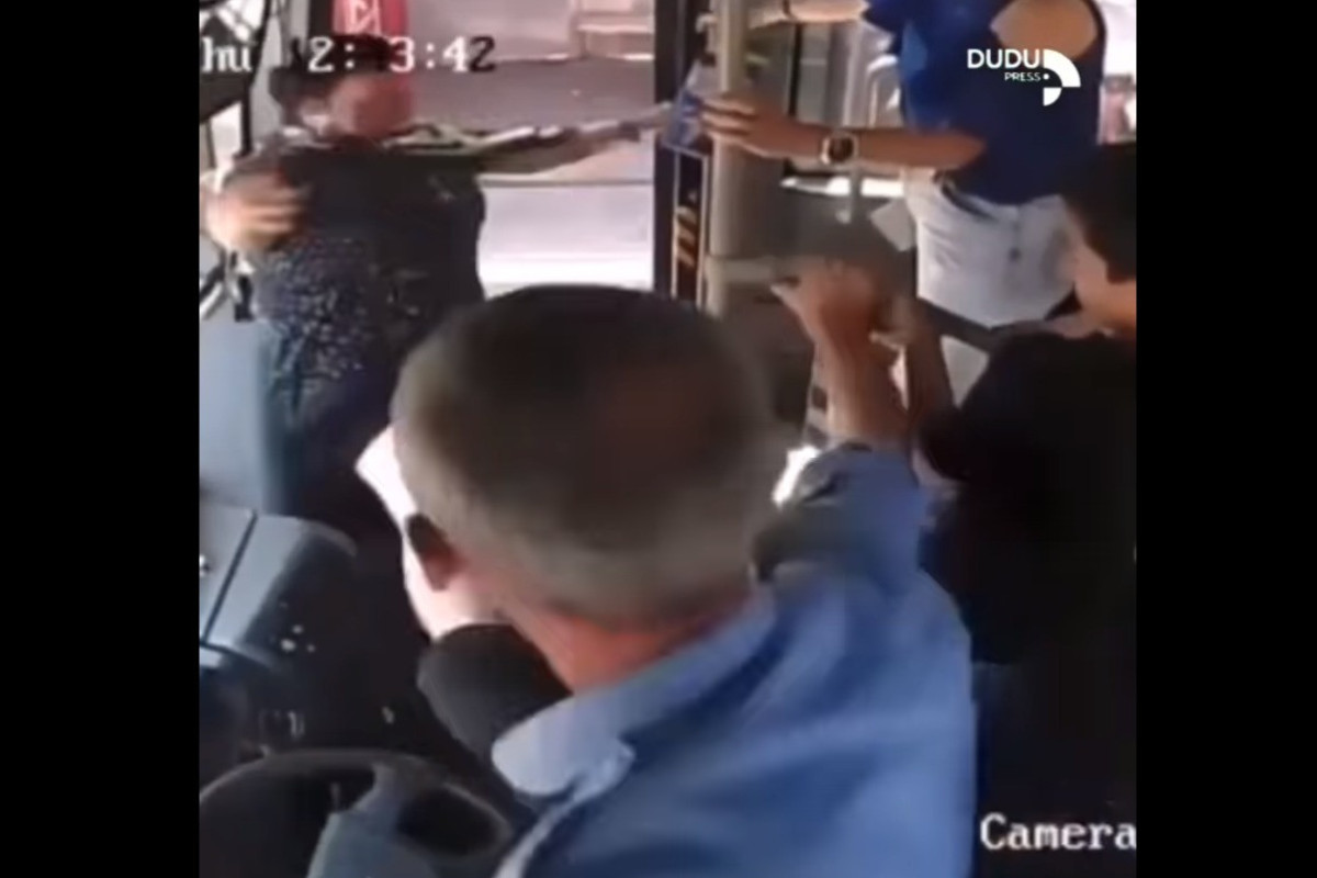Уволен водитель, вытолкнувший женщину из автобуса - ВИДЕО 