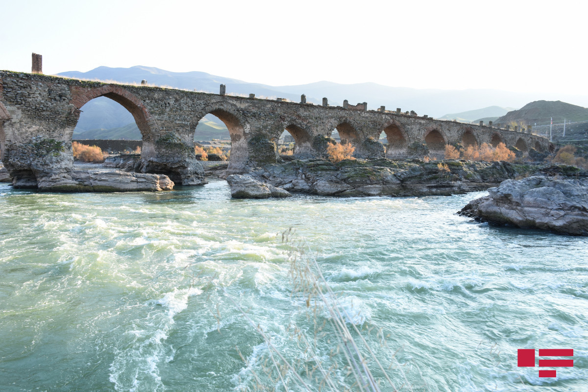 Azerbaijan and Iran can jointly restore Khudafarin bridge