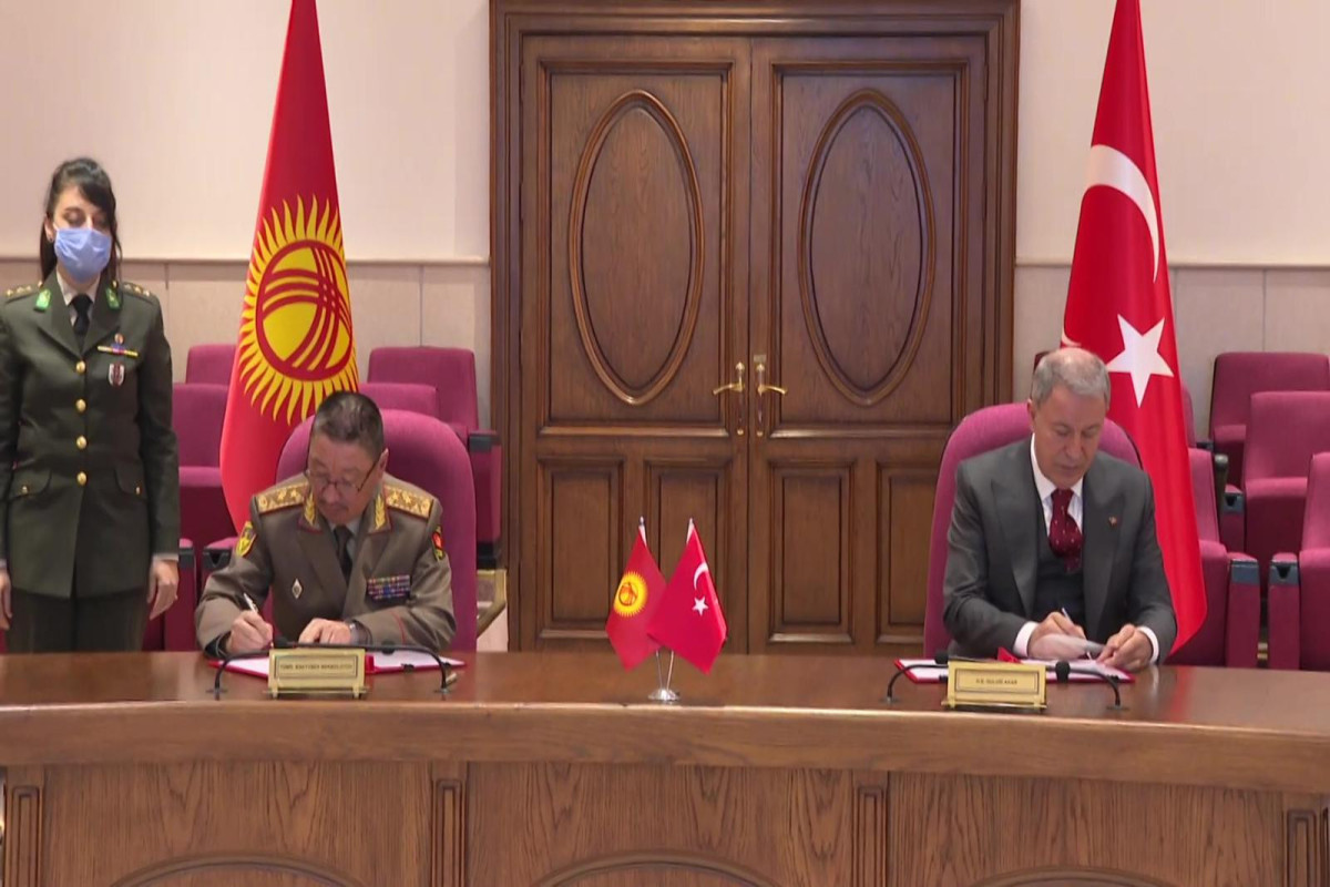 Турция и Кыргызстан подписали дорожную карту военно-технического сотрудничества.