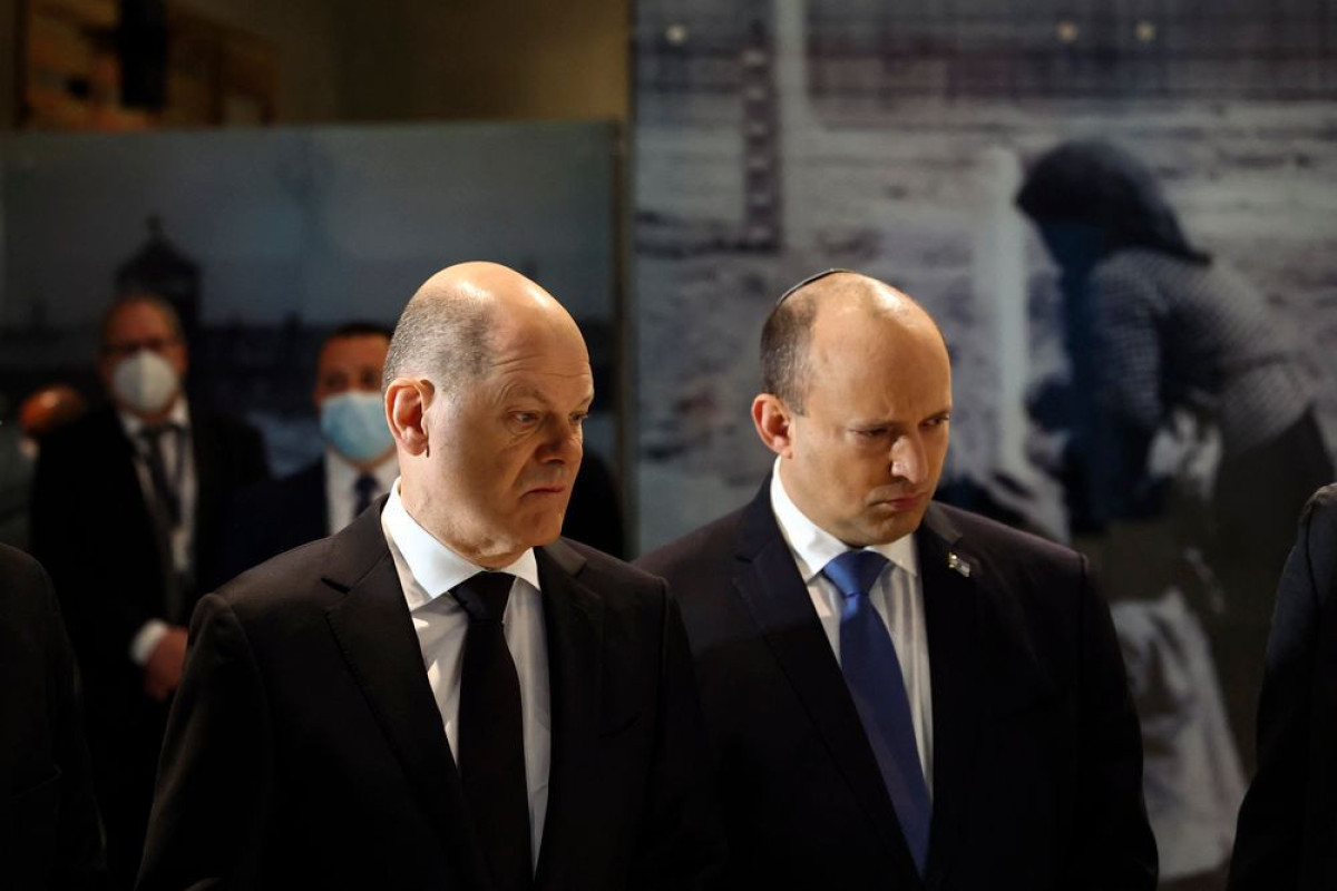 Olaf Şolts, Naftali Bennett