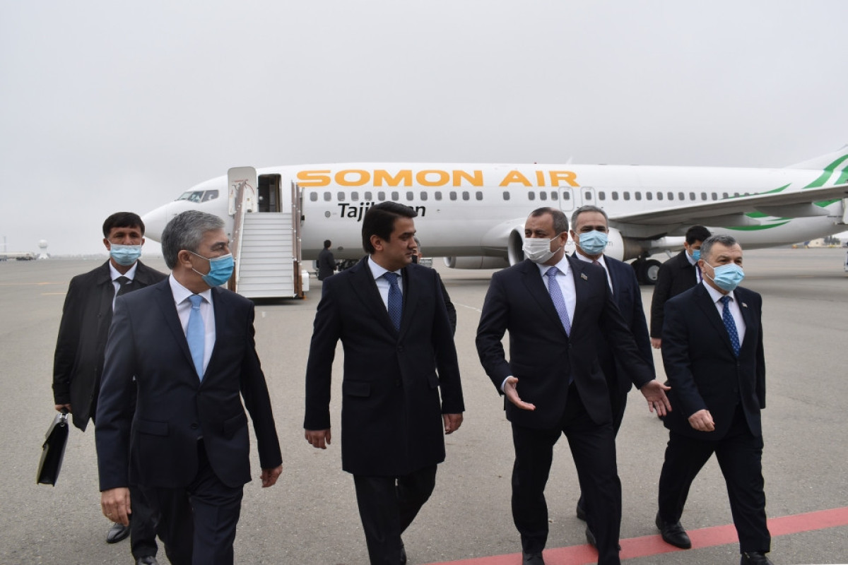 Rüstəm Emomali Azərbaycana rəsmi səfərə gəlib