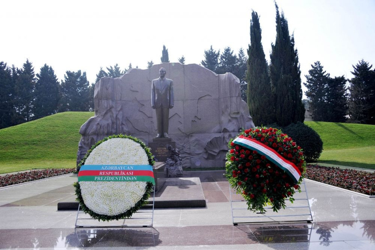 Rüstəm Emoməli Fəxri və Şəhidlər xiyabanını ziyarət edib