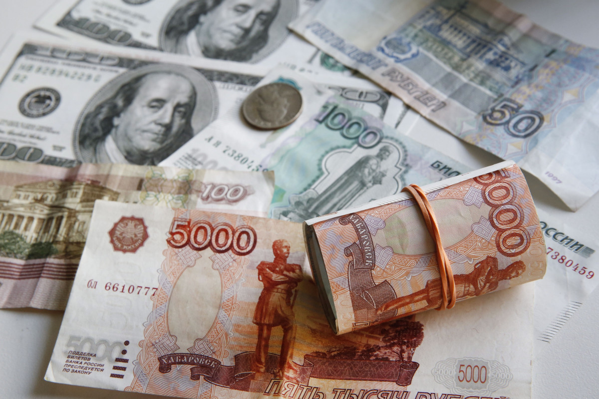 Rusiyada valyuta alışı üzrə komissiya 12%-ə endirilib