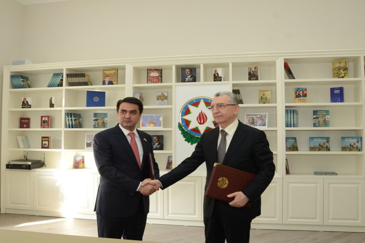 Eldar Əziziov Rüstəm Emoməlini qəbul edib