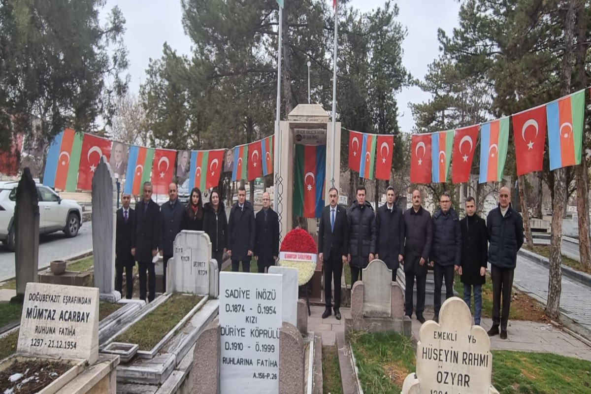 Türkiyədəki səfirlik əməkdaşları Rəsulzadənin məzarını ziyarət edib