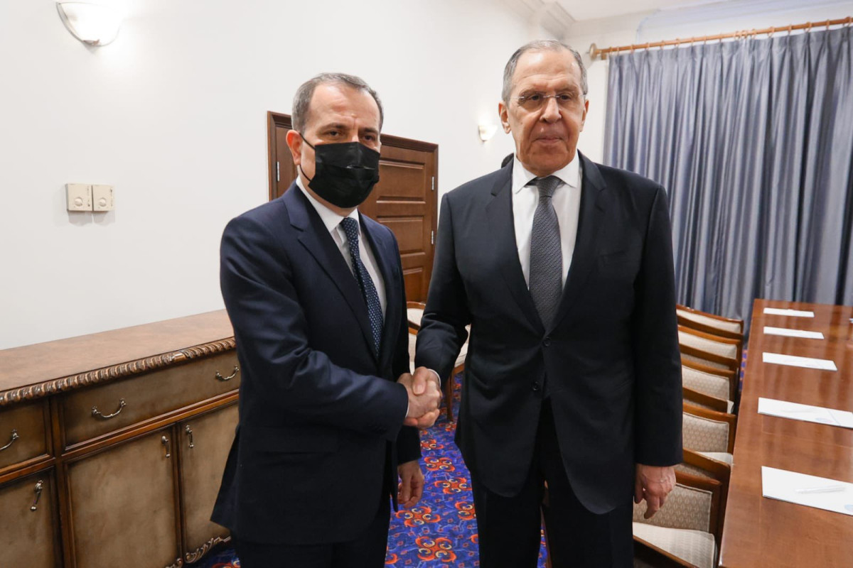 Azərbaycan Respublikasının Xarici işlər naziri Ceyhun Bayramov və Rusiya Federasiyasının Xarici işlər naziri Sergey Lavrov