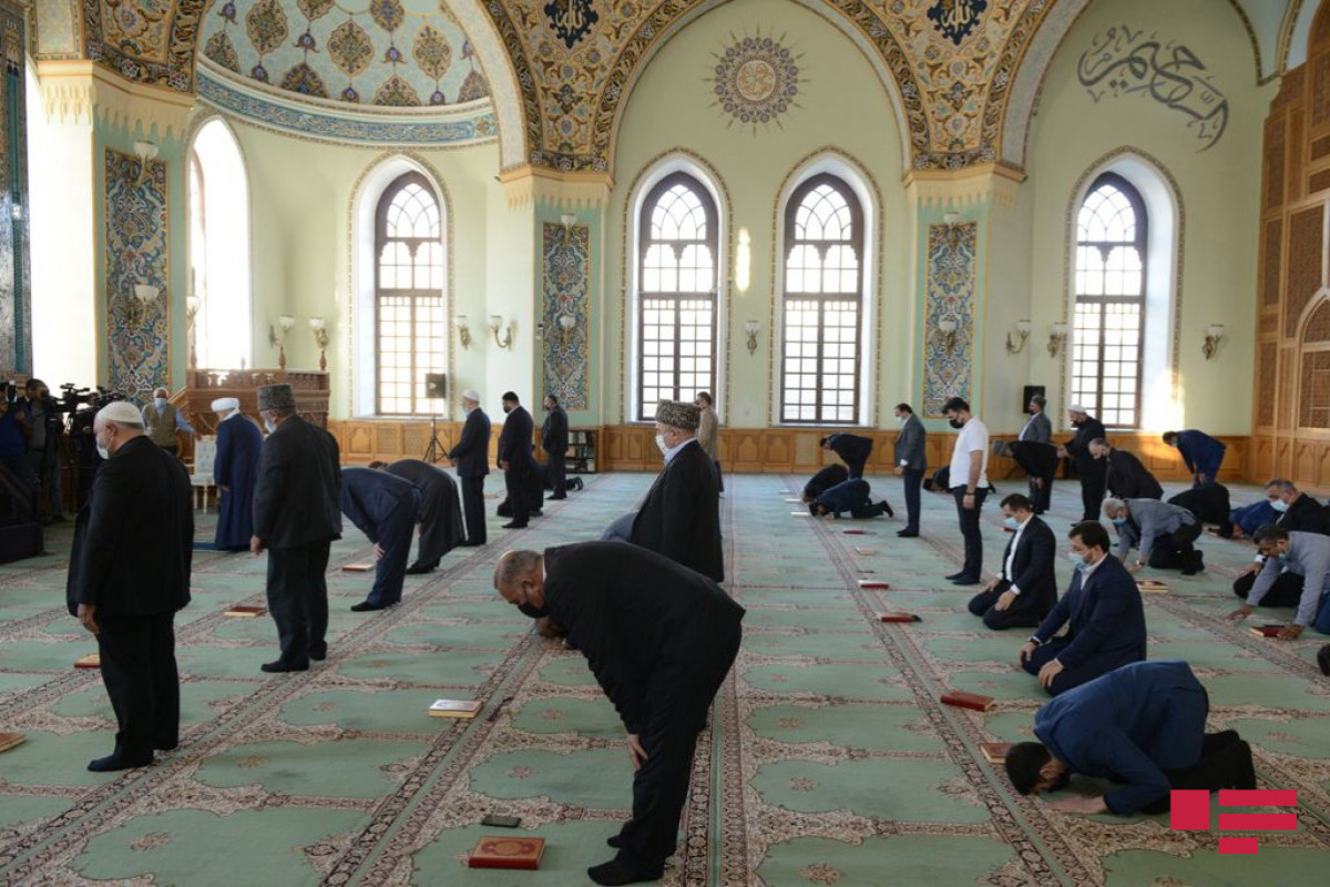 Məscid və ziyarətgahlara dini rəhbərləri Dövlət Komitəsi təyin edəcək
