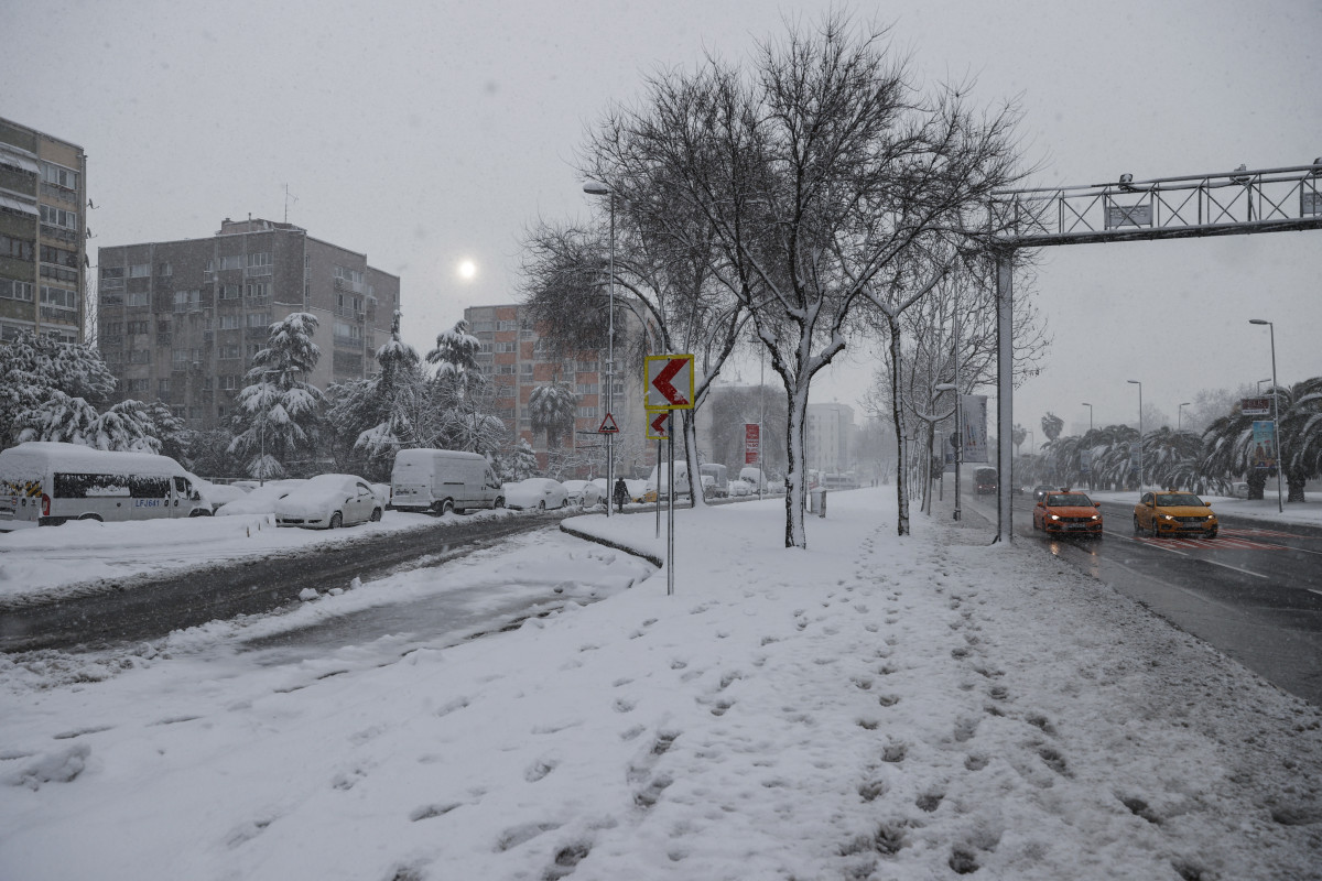 Güclü qar İstanbulda nəqliyyatın hərəkətini məhdudlaşdırıb - FOTO  - VİDEO 