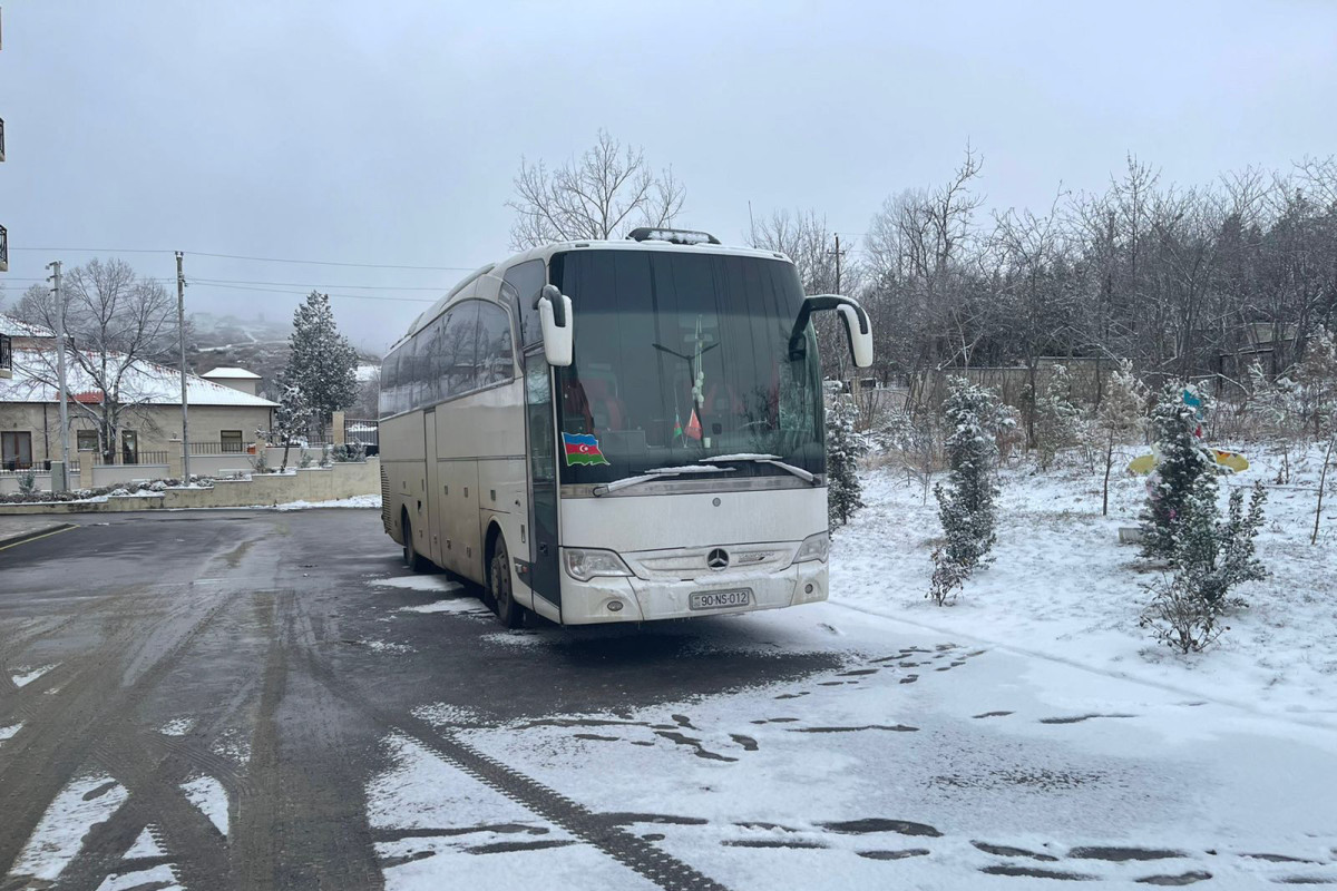 Hava şəraitinə görə Şuşanı tərk edə bilməyən avtobus Bakıya yola düşüb - FOTO 