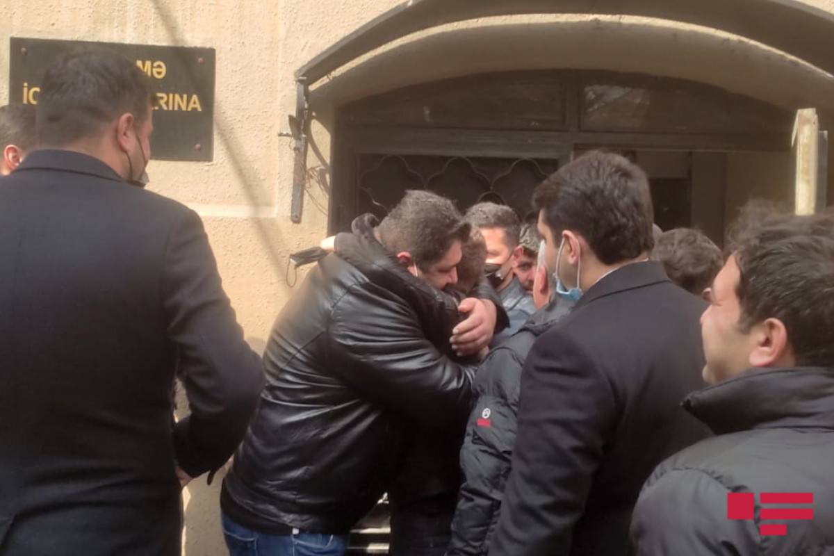 Gömrük İdarəsinin sabiq əməkdaşları məhkəmə zalından azadlığa buraxılıb