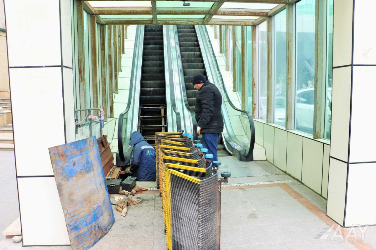 Yerüstü piyada keçidinin sıradan çıxmış eskalatorları təmir edilir - FOTO 
