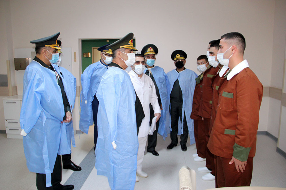 Müdafiə naziri hərbi hospitalı ziyarət edib