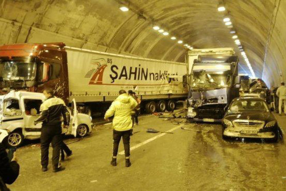 Bolu dağu tunelində zəncirvari yol qəzası