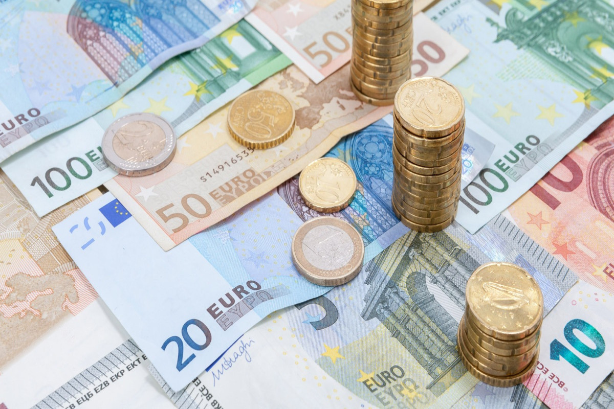 Əhalinin nağd avro alışı 23%-dək azalıb