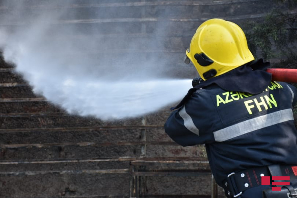 Bakıda avtoservis yanıb