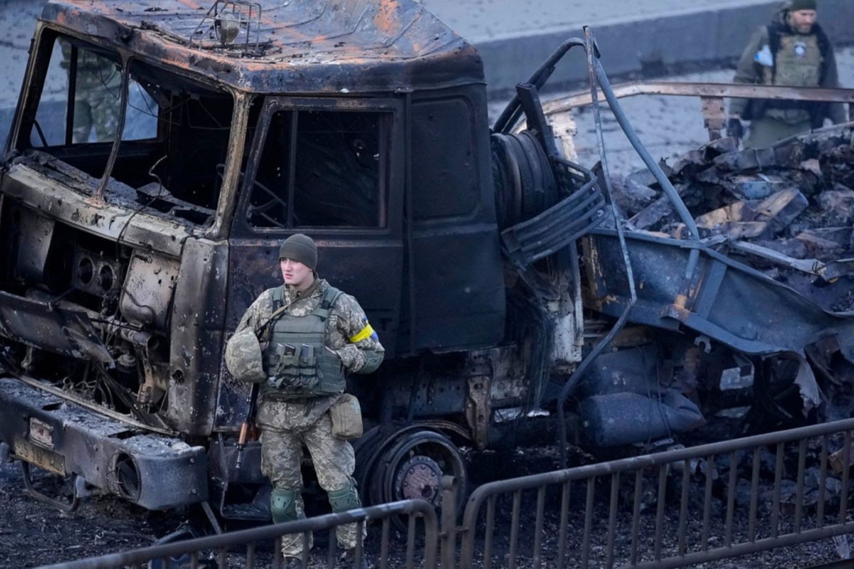 Britaniya kəşfiyyatı: Ukrayna Kiyevdən şərqdəki şəhər və müdafiə mövqelərini geri qaytarır
