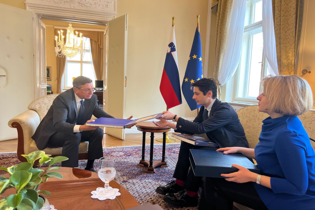 Borut Pahor Nizami Gəncəvi Beynəlxalq Mərkəzinin üzvləri ilə
