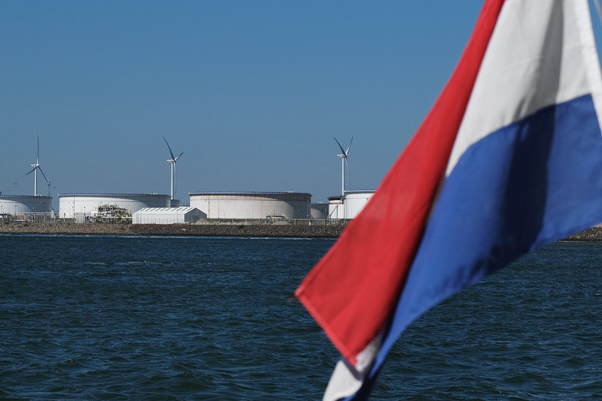 Работники порта Амстердама отказались разгружать судно с российской нефтью
