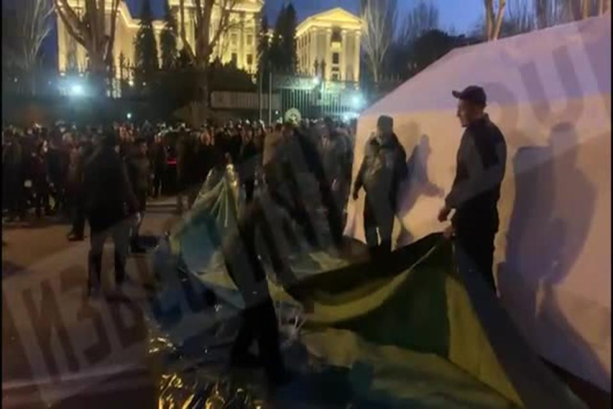 Оппозиционеры разбили палаточный лагерь в центре Еревана-ВИДЕО 