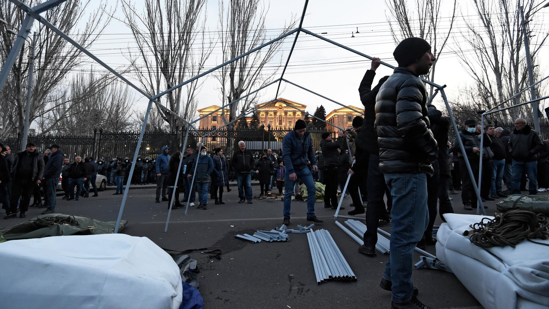 Военхроника новости последние. Митинг в Ереване. Ереван оппозиция палаточный лагерь. На митинге Еревана палатки. В центре Еревана палатки оппозиция.