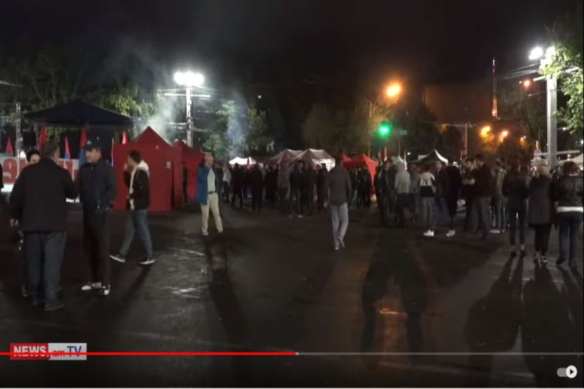 Ermənistan müxalifəti gecəni Fransa meydanında keçirir  - YENİLƏNİB 