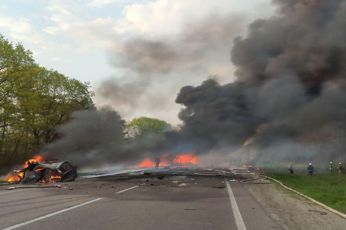 Ukraynada minik avtomobili ilə yanacaq daşıyan maşın toqquşub, 16 nəfər ölüb - VİDEO 
