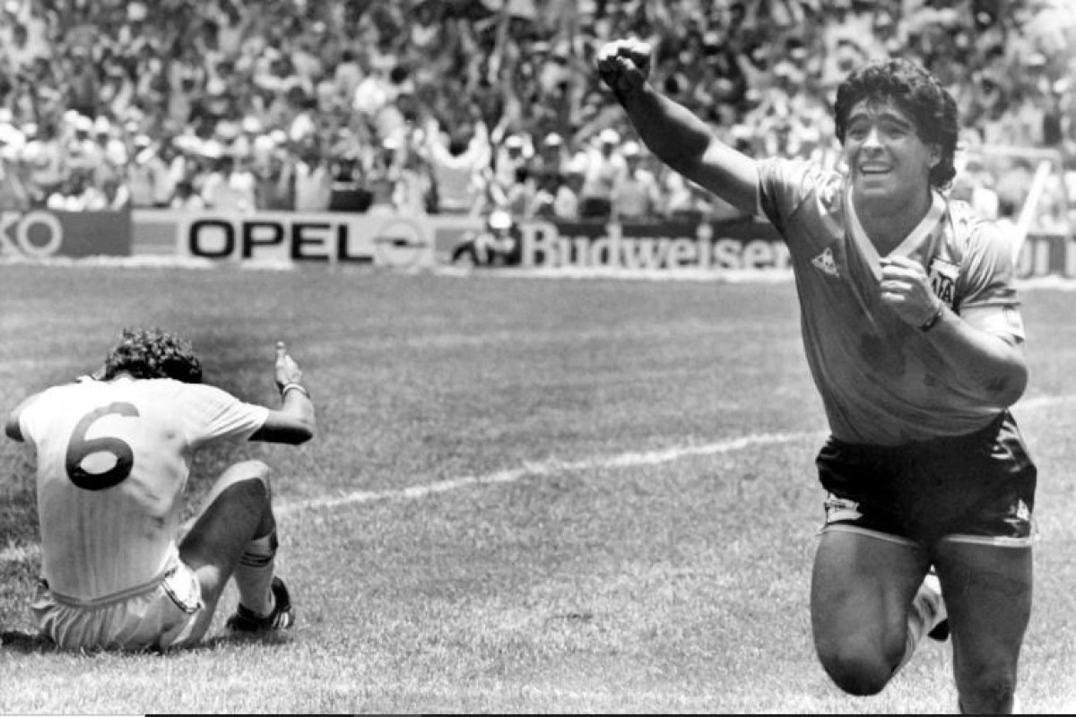 Maradonanın məşhur futbolkası rekord qiymətə satılıb
