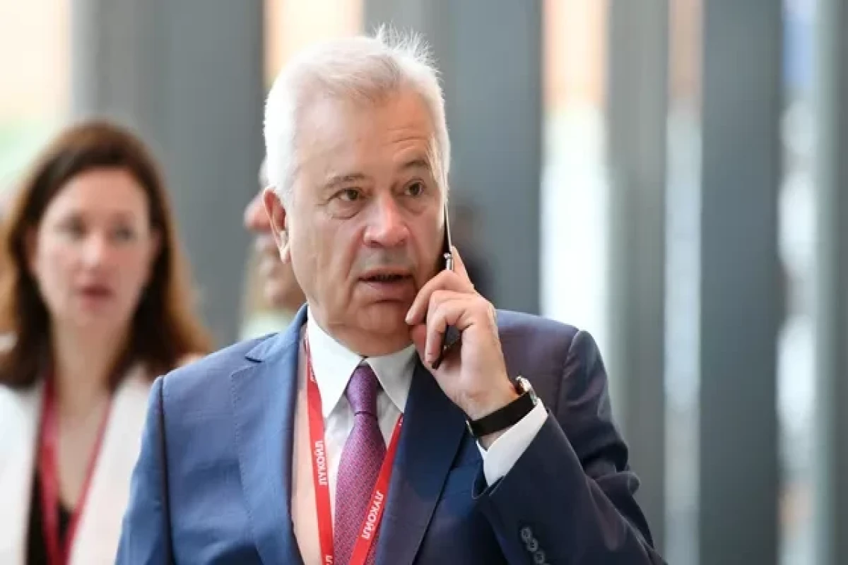 Putin awards Vahid Alekperov with the Order of Merit to the Fatherland, I class