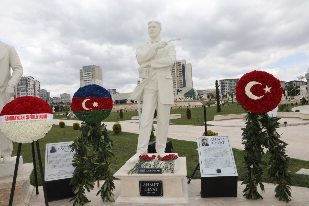 В Анкаре состоялось открытие памятника Ахмеду Джаваду