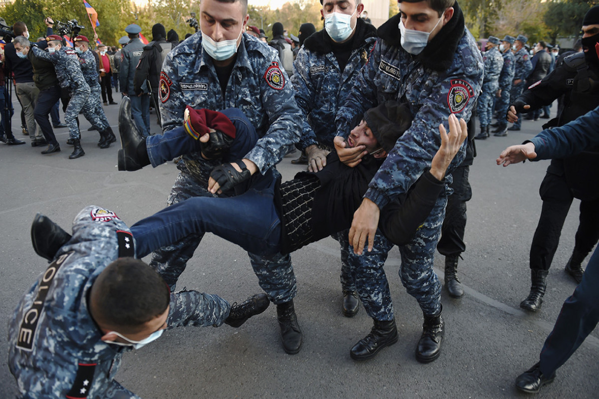 Столкновения протестующих с полицией в Ереване