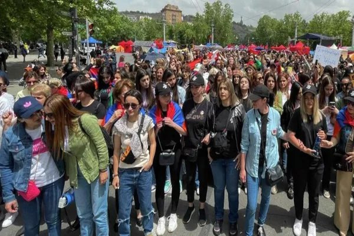 В Ереване несколько сотен женщин вышли на оппозиционный митинг