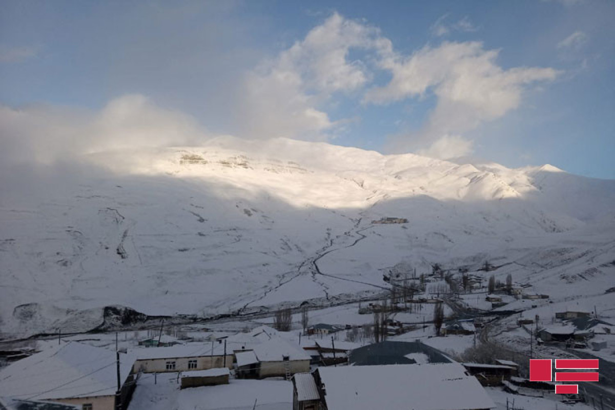 В некоторых населенных пунктах северного региона Азербайджана выпал снег