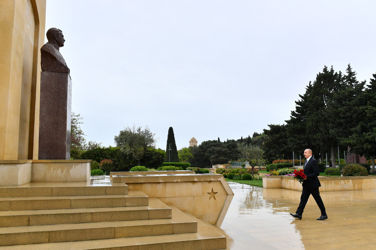 President Ilham Aliyev paid tribute to Azerbaijanis who died for the victory over fascism