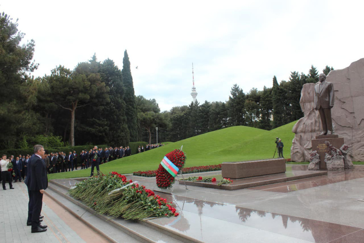 Ukrainian, Georgian ambassadors visit grave of Heydar Aliyev-<span class="red_color">PHOTO