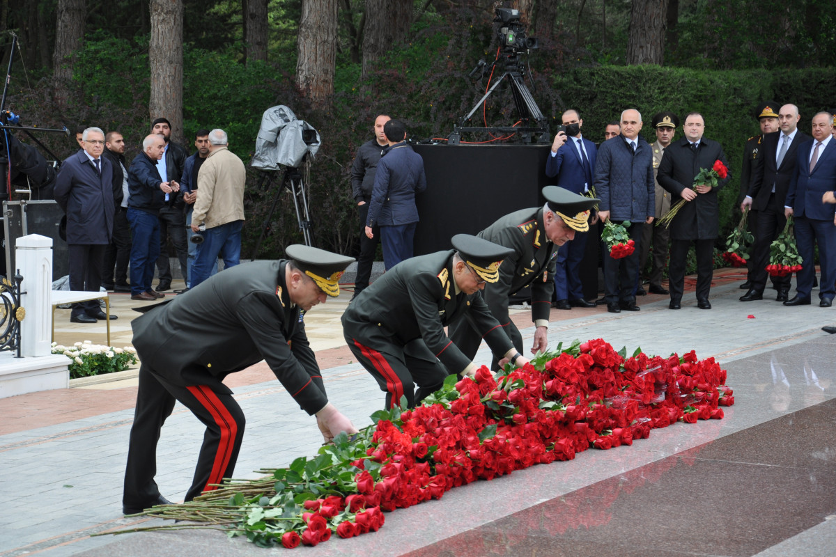 Коллектив МЧС посетил могилу великого лидера Гейдара Алиева