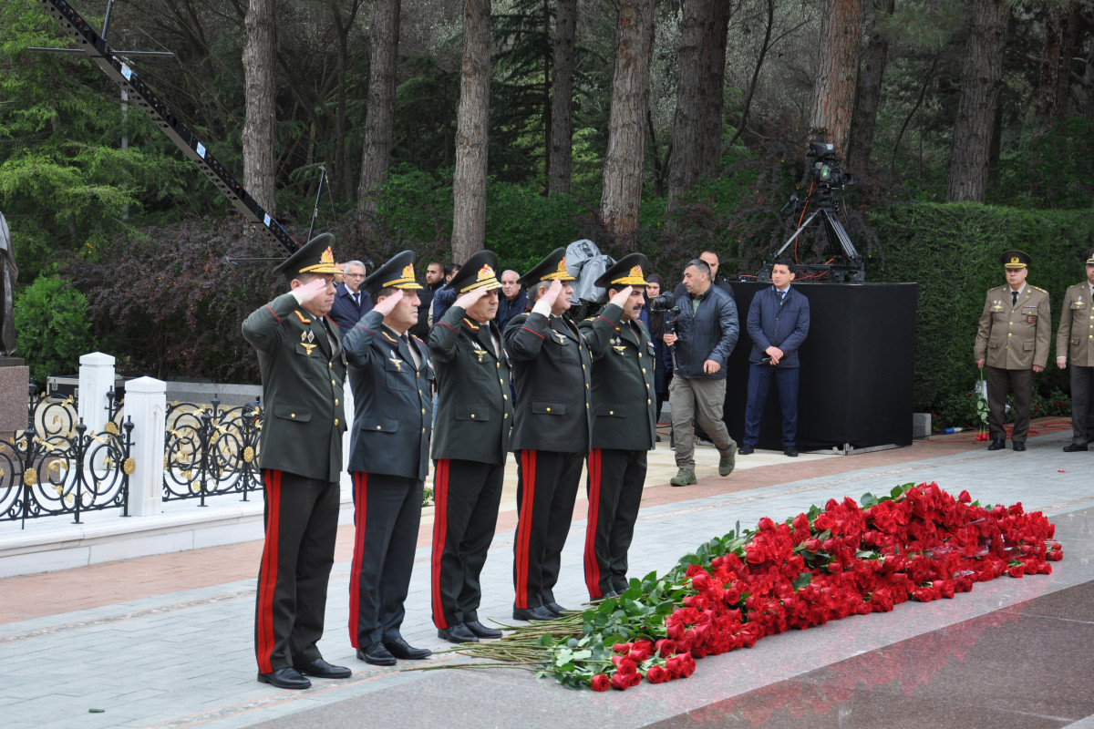 Коллектив МЧС посетил могилу великого лидера Гейдара Алиева