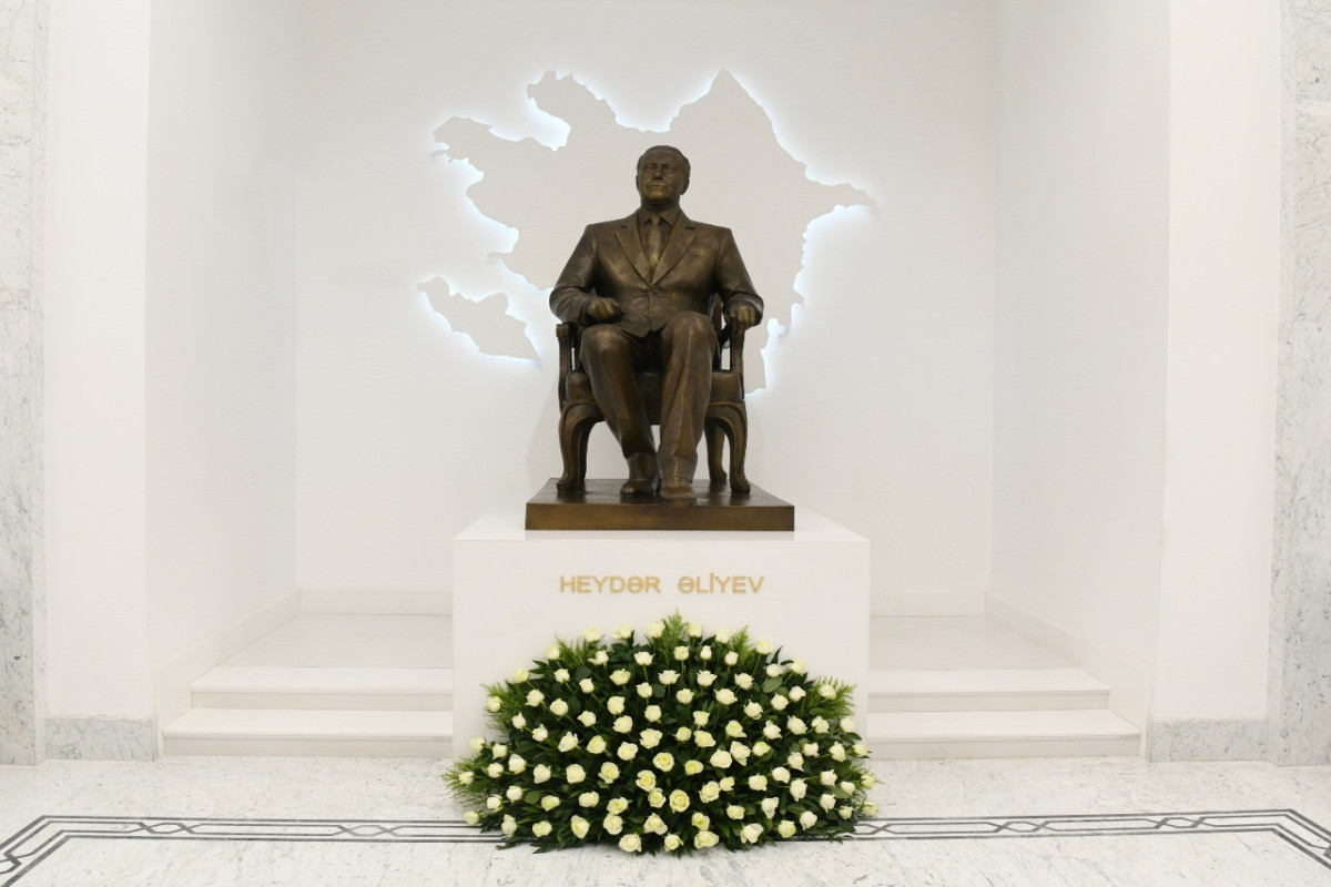 Nazirlər Kabinetinin Aparatında Ümummilli lider Heydər Əliyevin heykəli