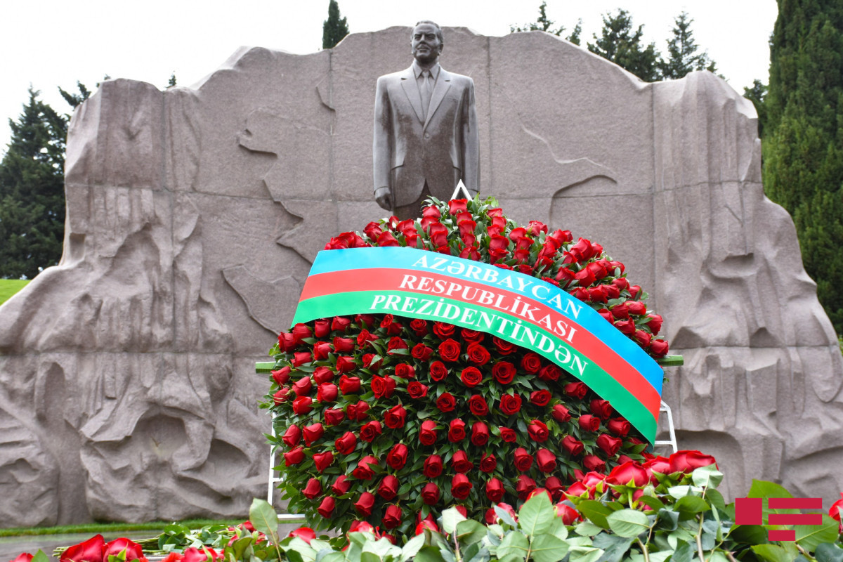 Azerbaijani people visit grave of Heydar Aliyev-<span class="red_color">PHOTOLENT