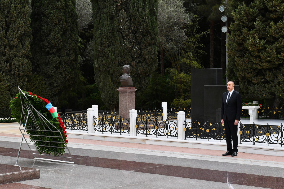 Президент Ильхам Алиев и первая леди Мехрибан Алиева посетили могилу великого лидера Гейдара Алиева - ОБНОВЛЕНО 